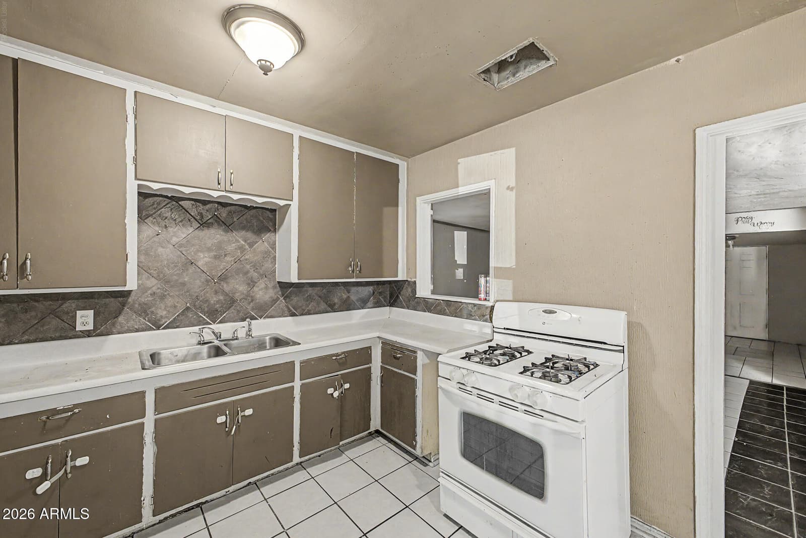 6435 S 5TH Avenue, Phoenix, AZ 85041 — photo 10 of 33