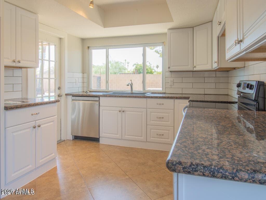 3953 W GLENAIRE Drive, Phoenix, AZ 85053 — photo 3 of 4