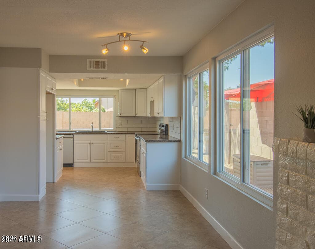 3953 W GLENAIRE Drive, Phoenix, AZ 85053 — photo 2 of 4