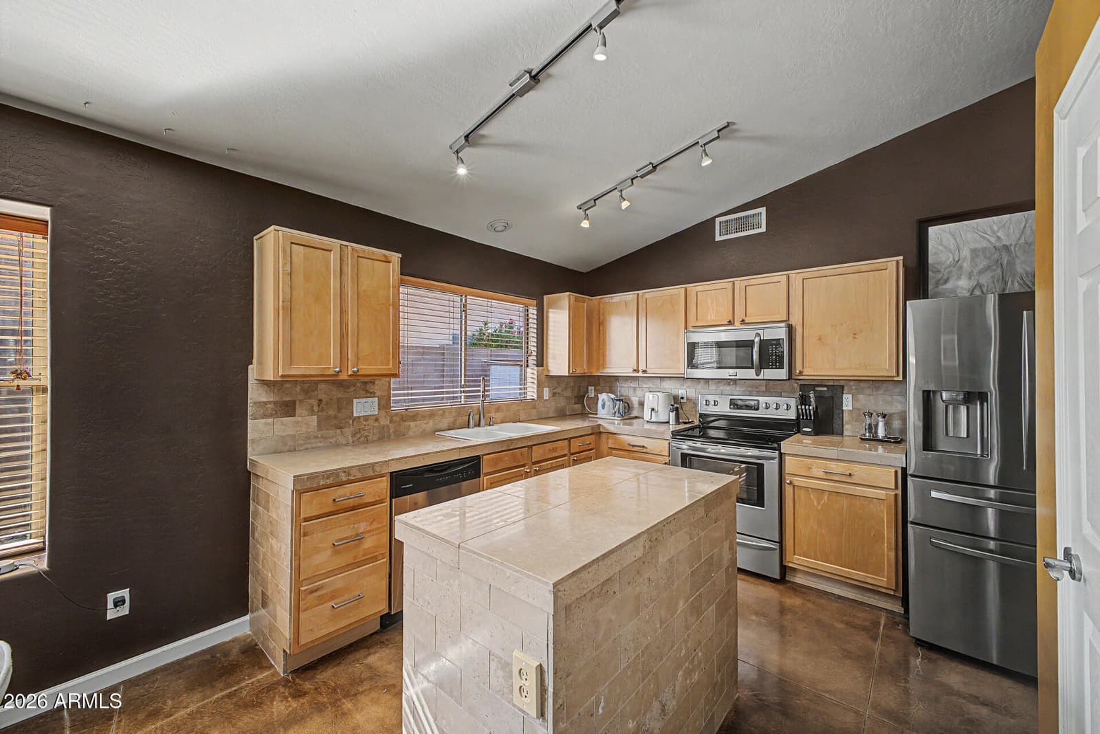 2253 E HESTON Drive, Phoenix, AZ 85024 — photo 10 of 29