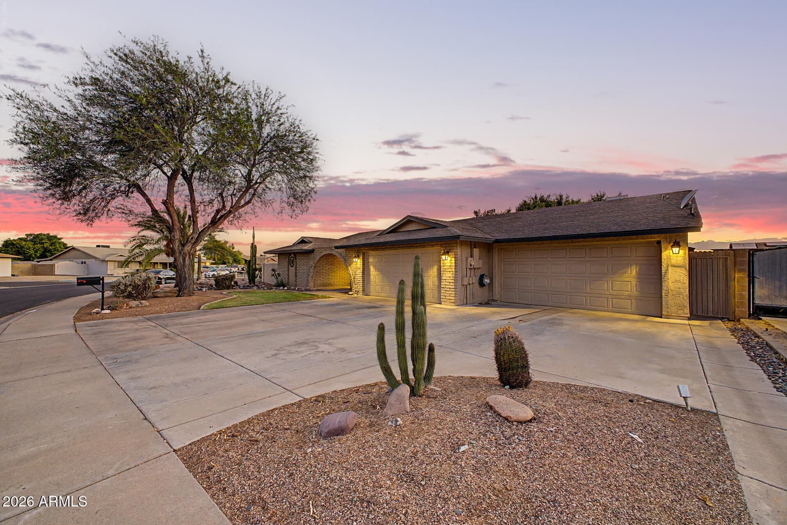 16310 N 36TH Drive, Phoenix, AZ 85053 — photo 4 of 39
