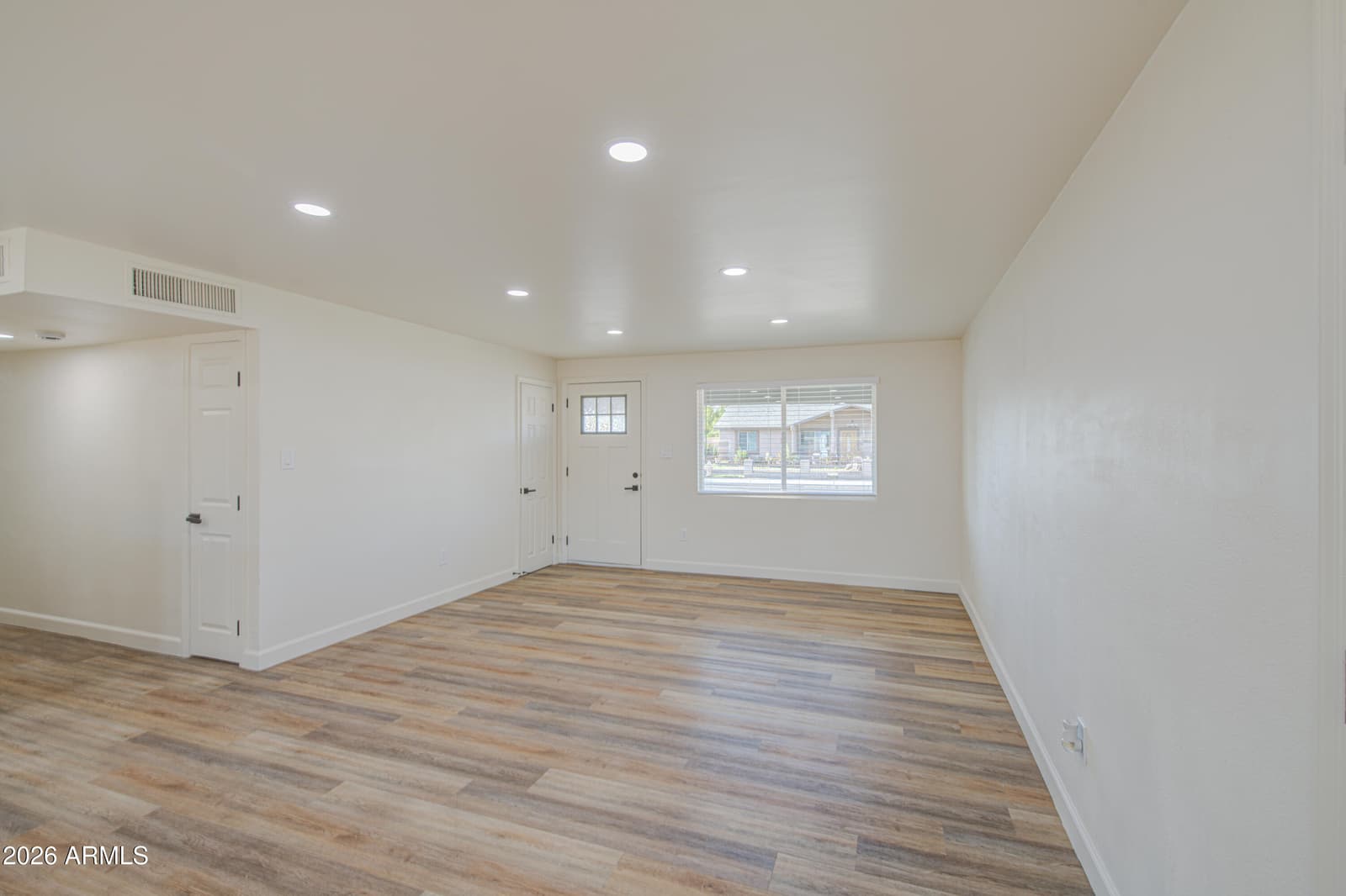 6649 W CAMBRIDGE Avenue, Phoenix, AZ 85035 — photo 5 of 30