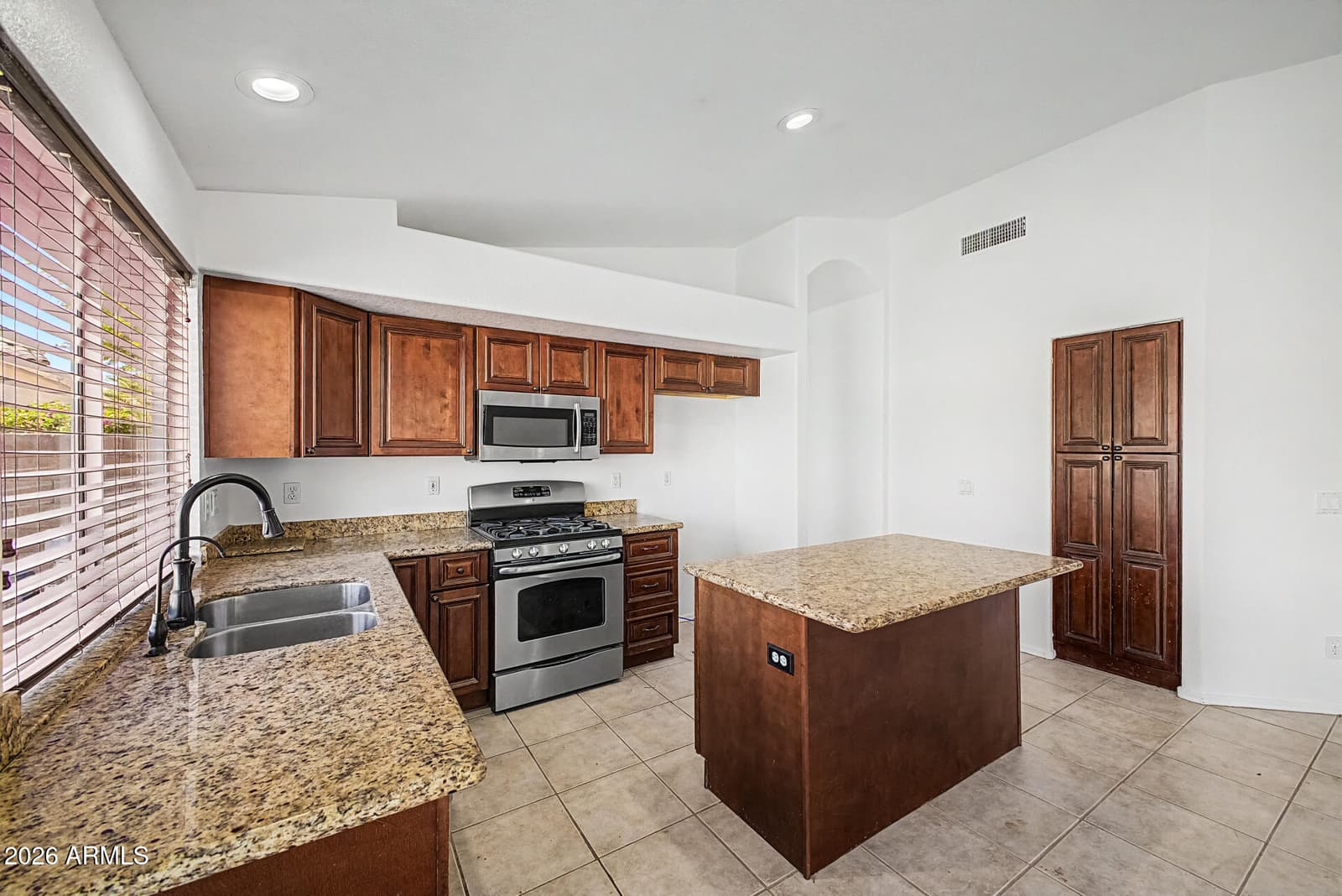 1566 E CHEYENNE Street, Gilbert, AZ 85296 — photo 10 of 21