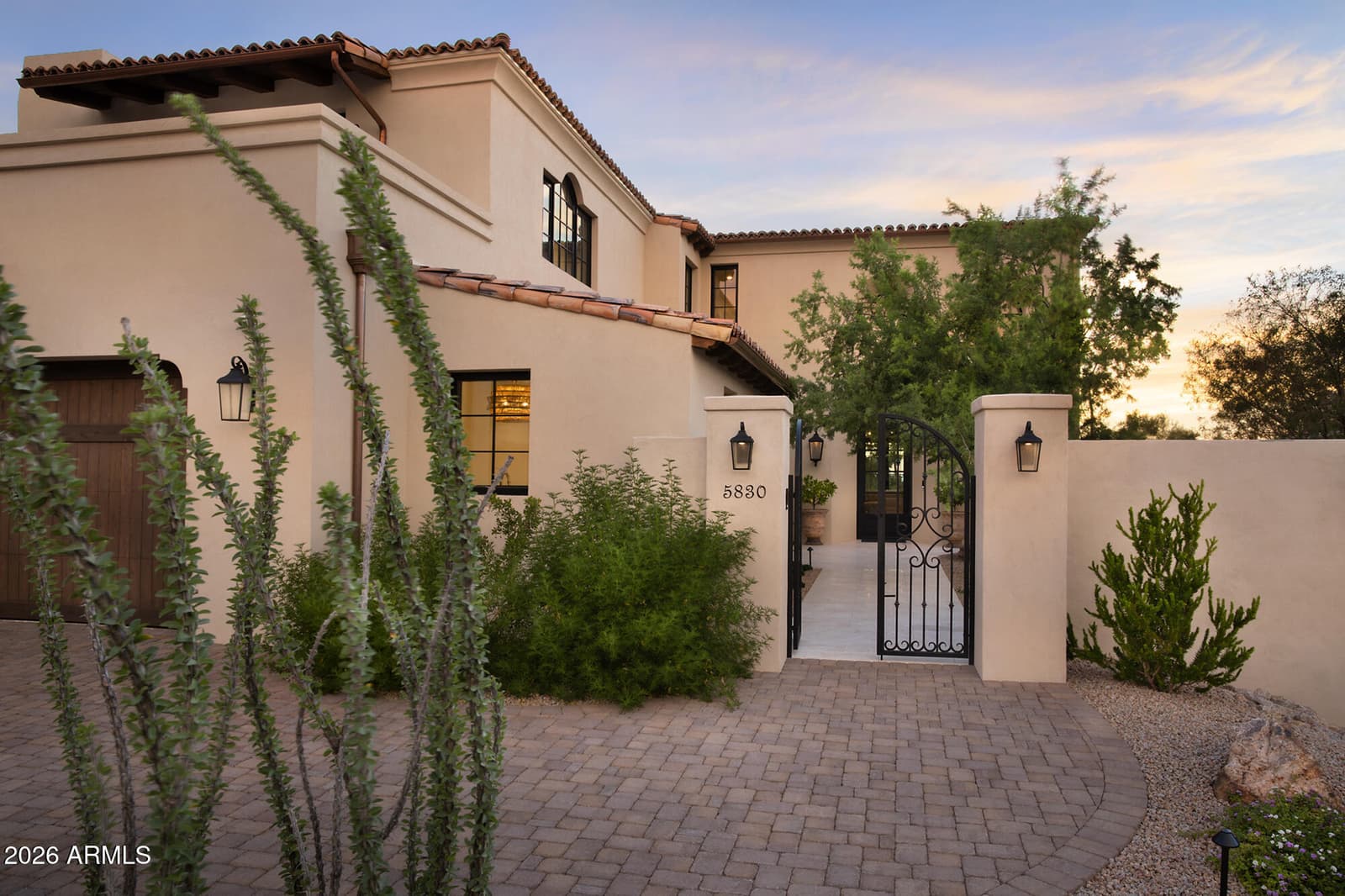 5830 N Echo Canyon Lane, Phoenix, AZ 85018 — photo 7 of 56