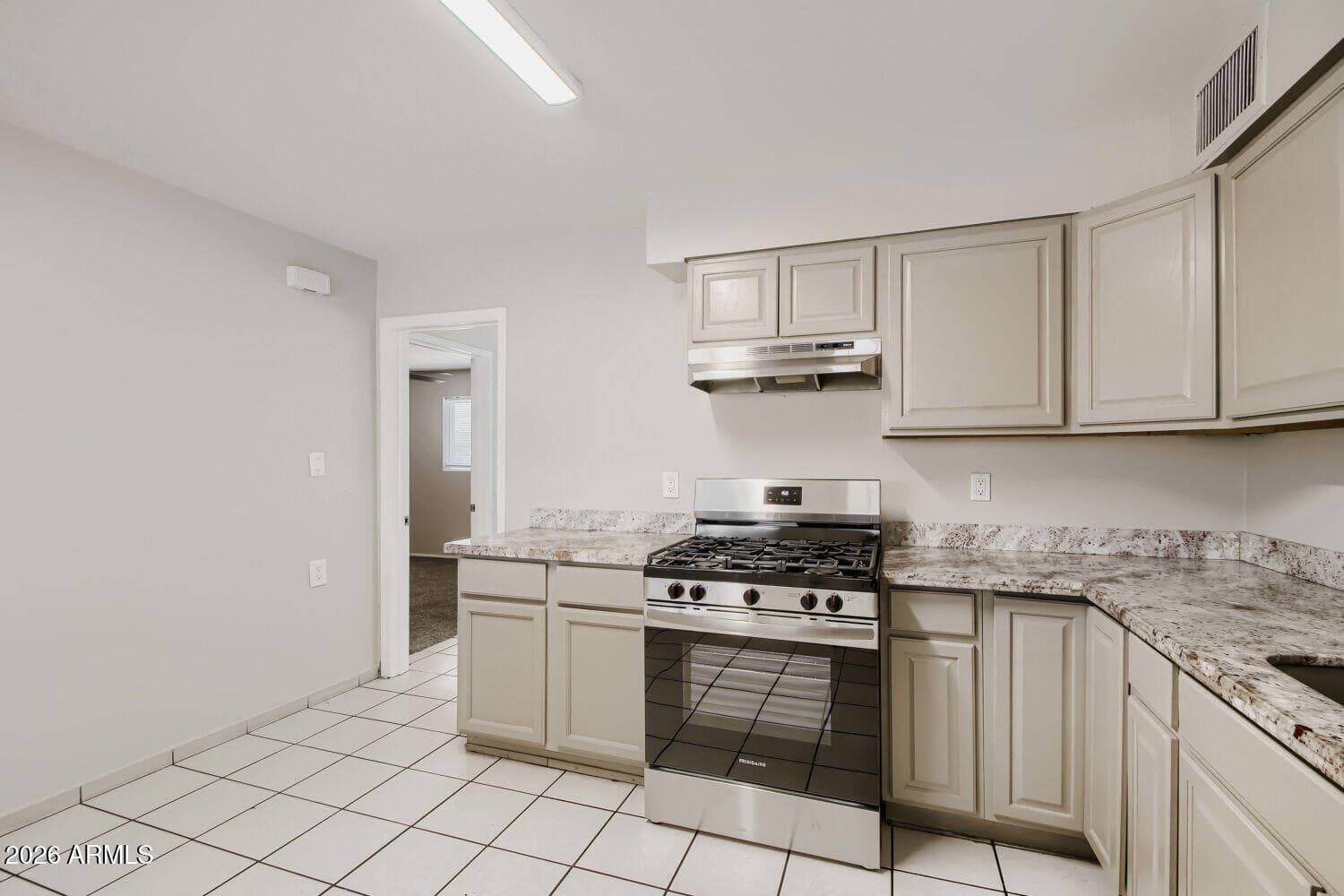 2818 W ECHO Lane W, Phoenix, AZ 85051 — photo 10 of 27