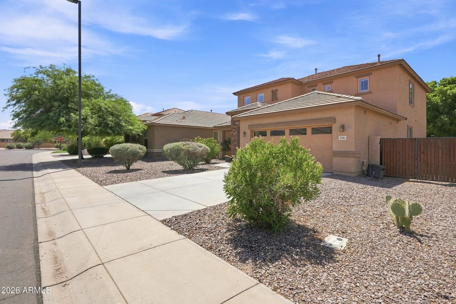 2905 E MEADOWVIEW Drive, Gilbert, AZ 85298 — photo 4 of 49