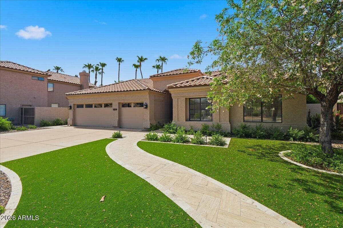 1819 E MONARCH BAY Drive, Gilbert, AZ 85234 — photo 5 of 67