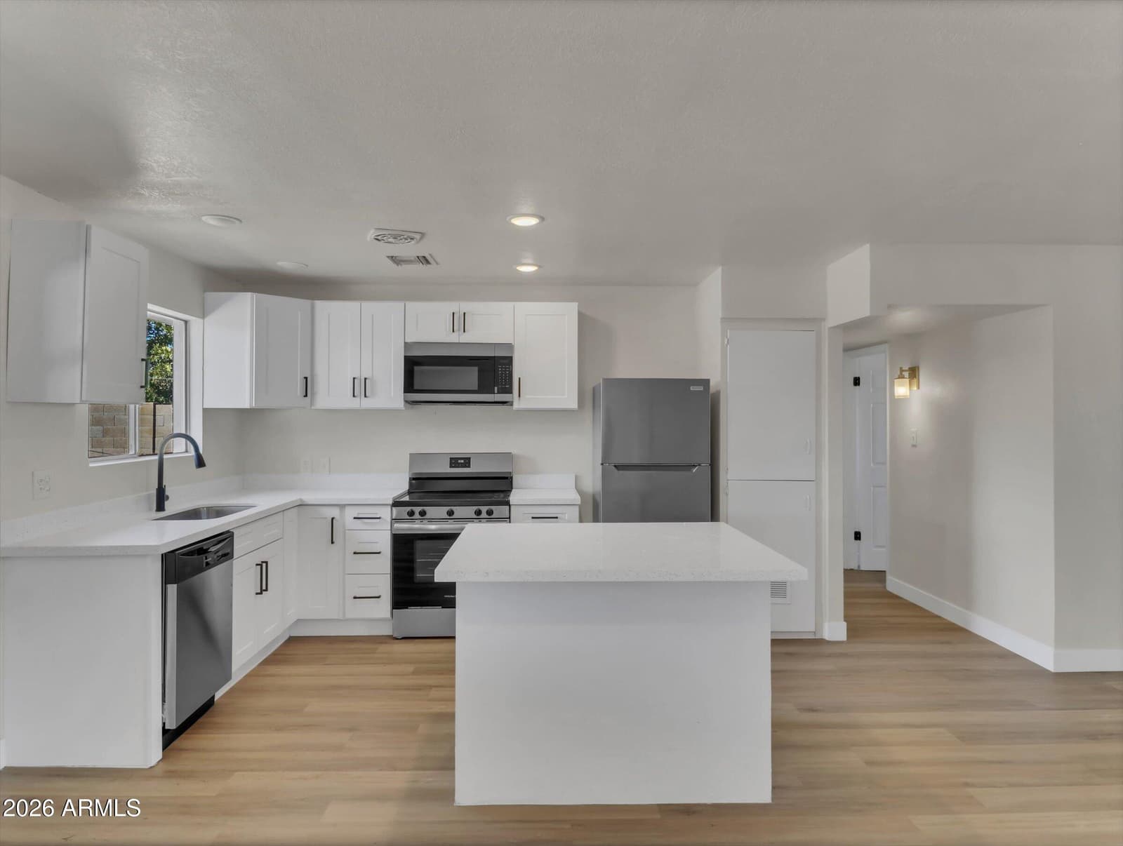 6014 W AVALON Drive, Phoenix, AZ 85033 — photo 9 of 29