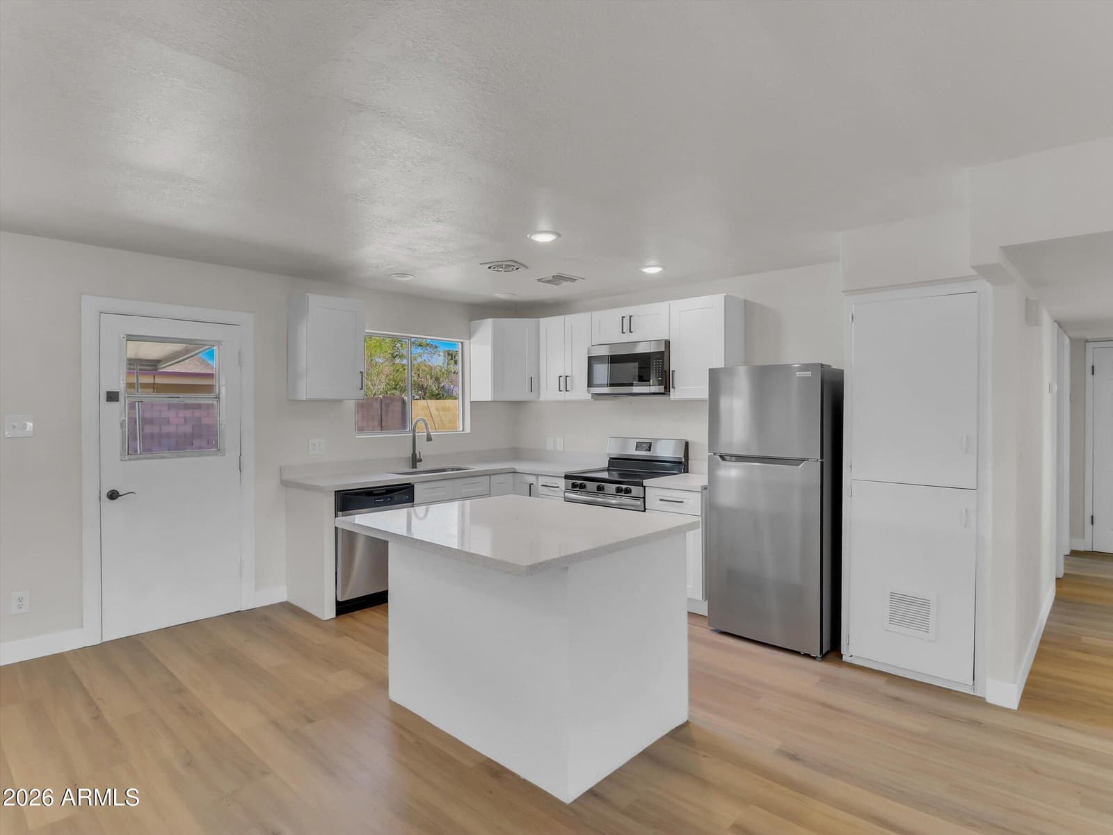 6014 W AVALON Drive, Phoenix, AZ 85033 — photo 11 of 29