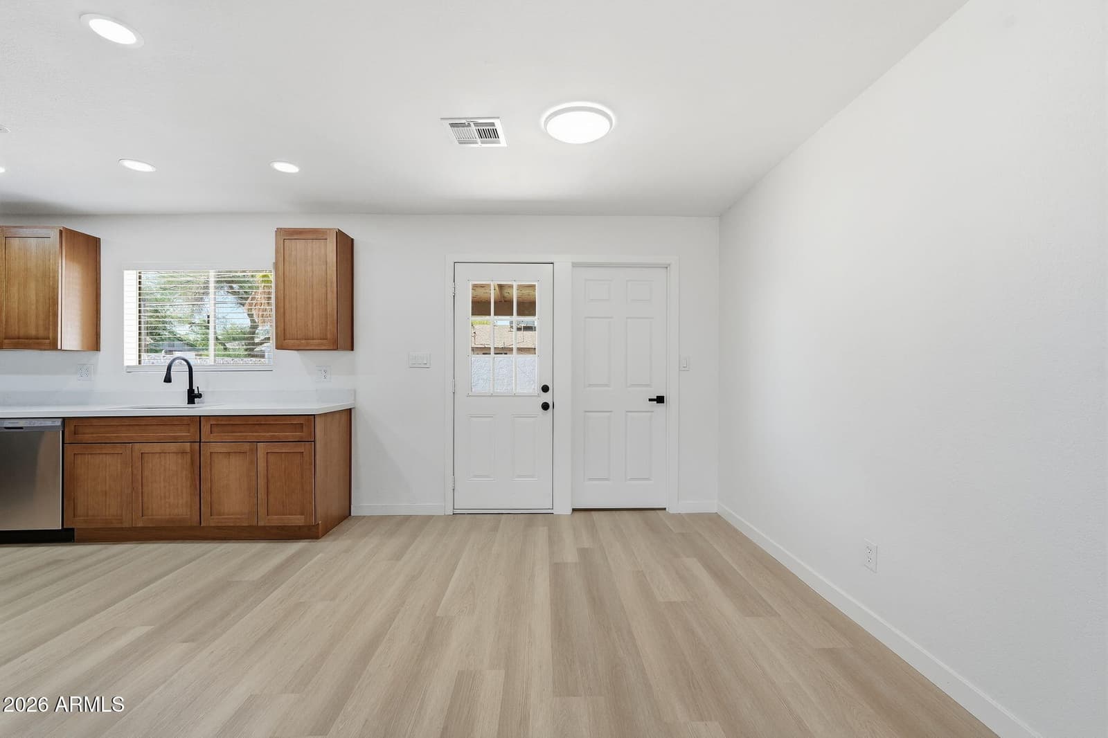 228 W 18TH Avenue, Apache Junction, AZ 85120 — photo 8 of 35
