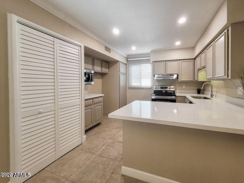 810 E Colter Street 34, Phoenix, AZ 85014 — photo 2 of 10