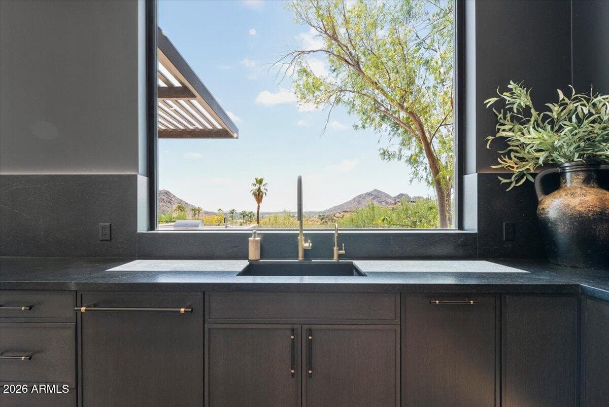 7347 N RED LEDGE Drive, Paradise Valley, AZ 85253 — photo 14 of 95