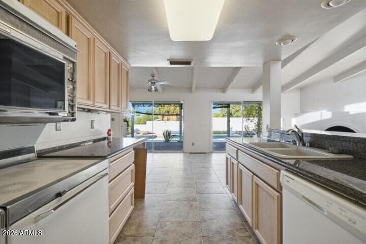 13045 N 8TH Avenue, Phoenix, AZ 85029 — photo 8 of 51