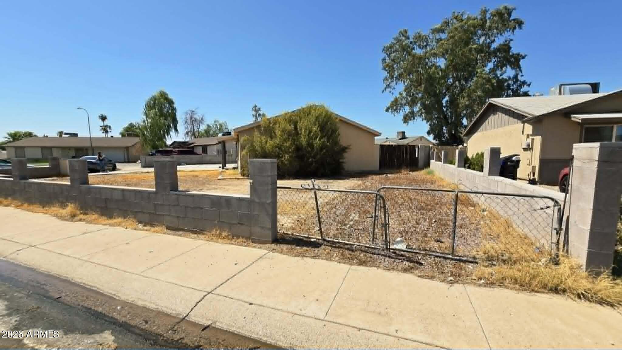 8220 W MEADOWBROOK Avenue, Phoenix, AZ 85033 — photo 2 of 18