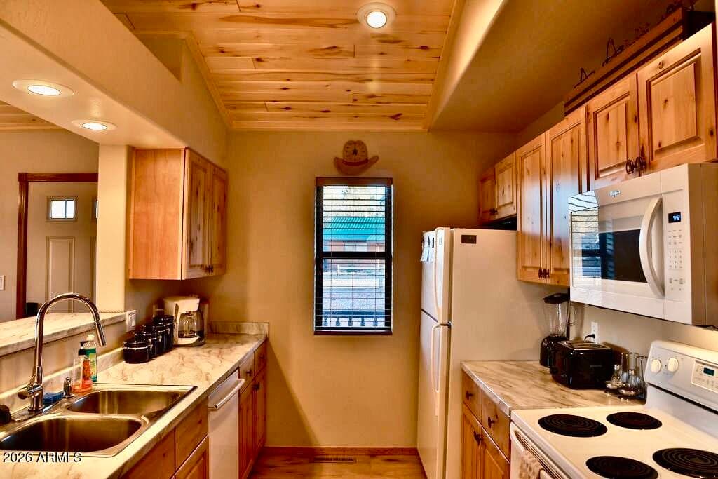 2334 S Buffalo Loop, Overgaard, AZ 85933 — photo 9 of 38
