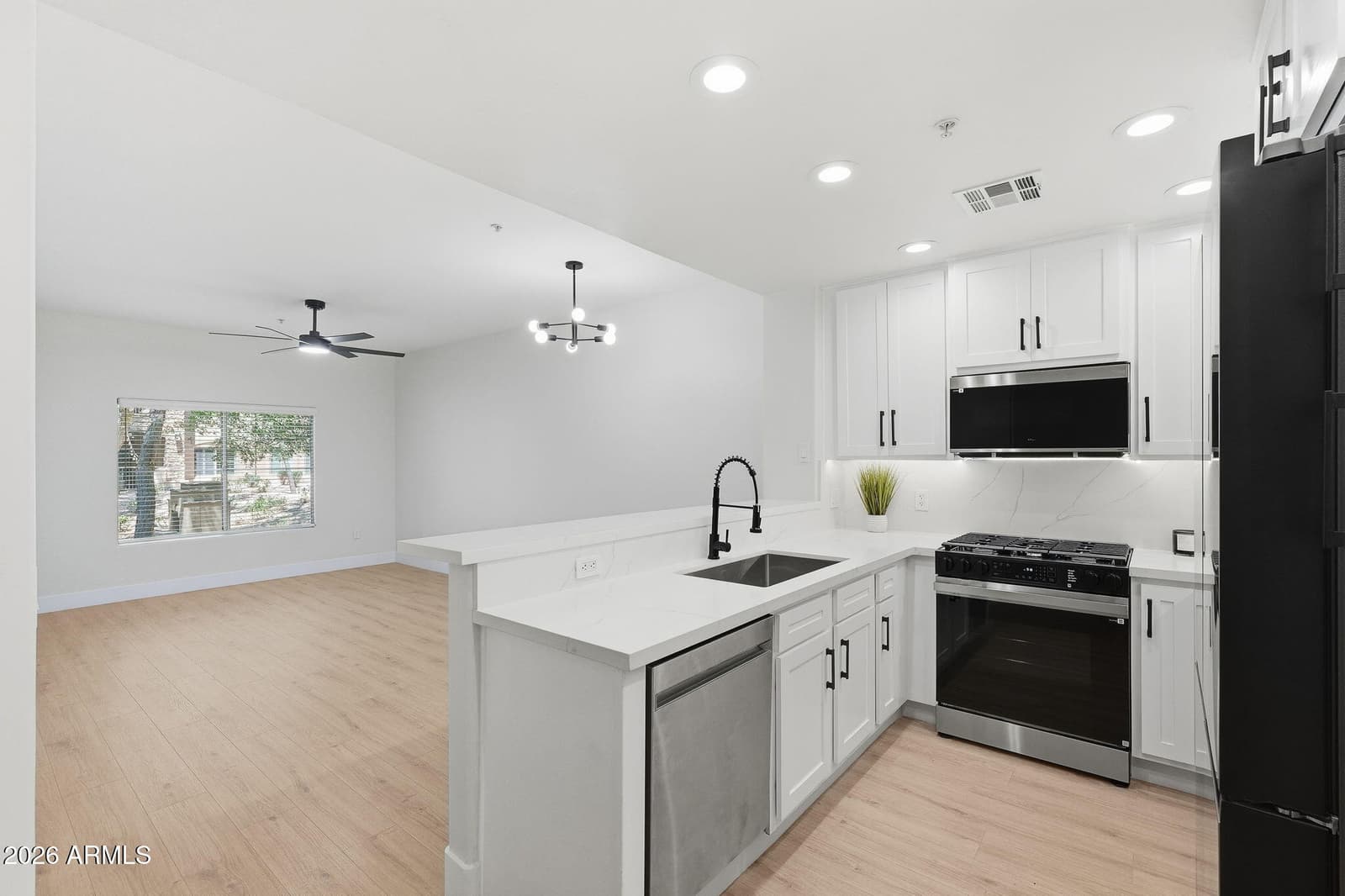 5450 E DEER VALLEY Drive 1200, Phoenix, AZ 85054 — photo 2 of 34