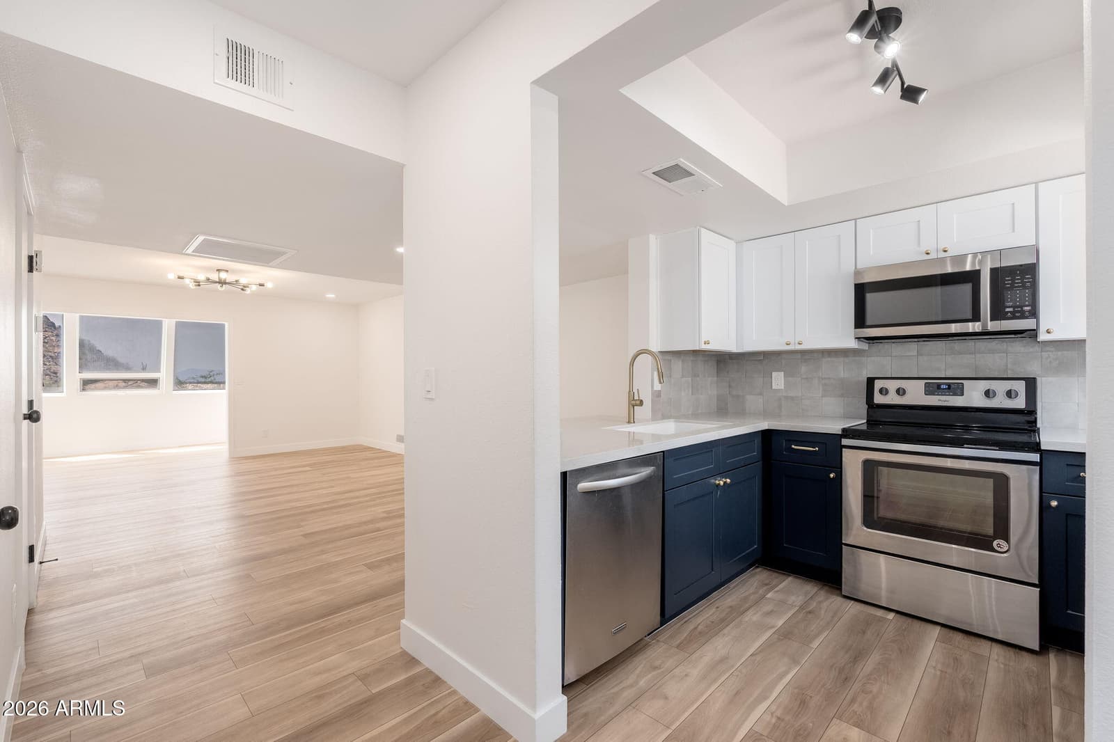 1601 W Sunnyside Drive 121, Phoenix, AZ 85029 — photo 3 of 36