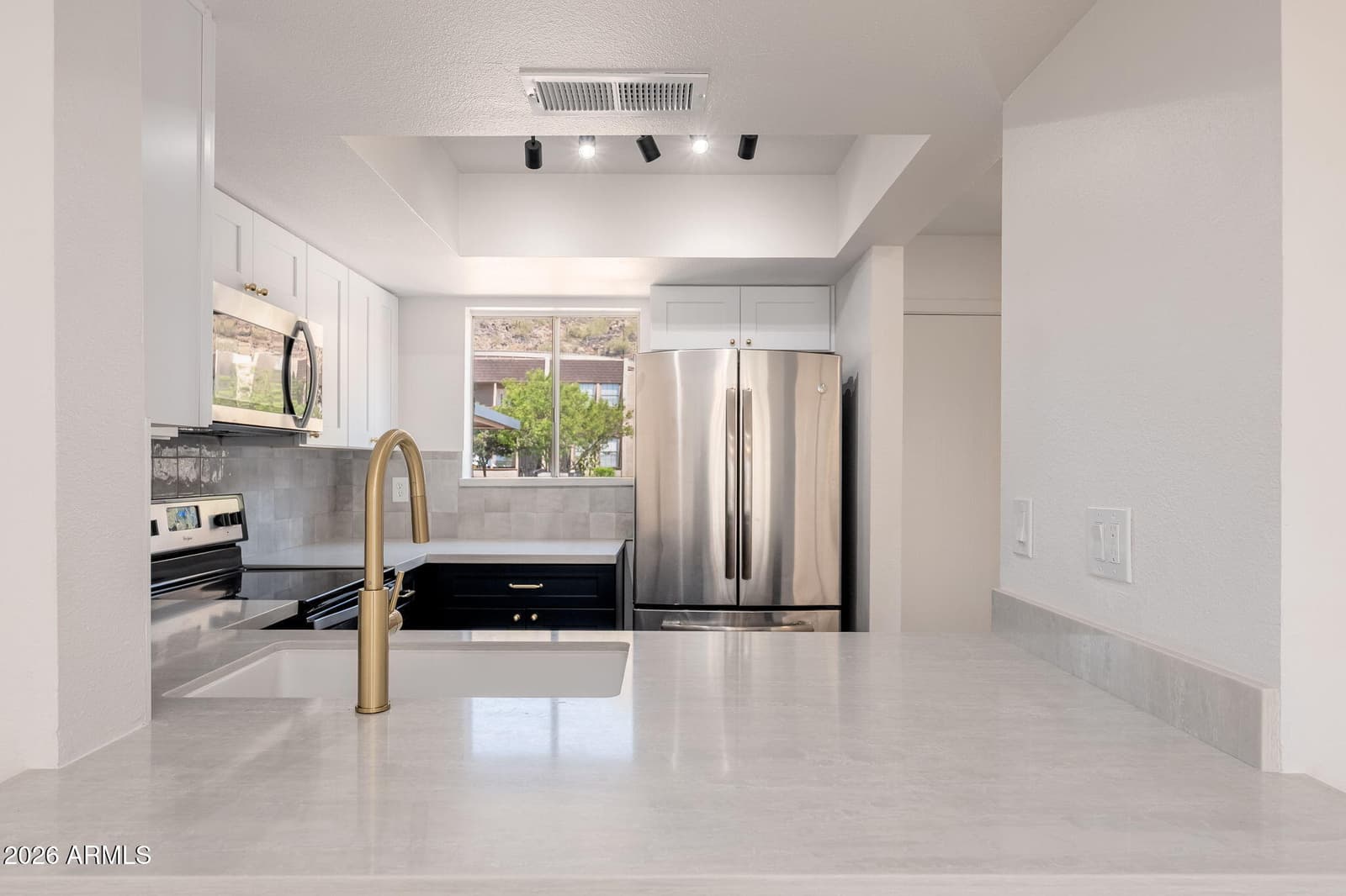 1601 W Sunnyside Drive 121, Phoenix, AZ 85029 — photo 4 of 36