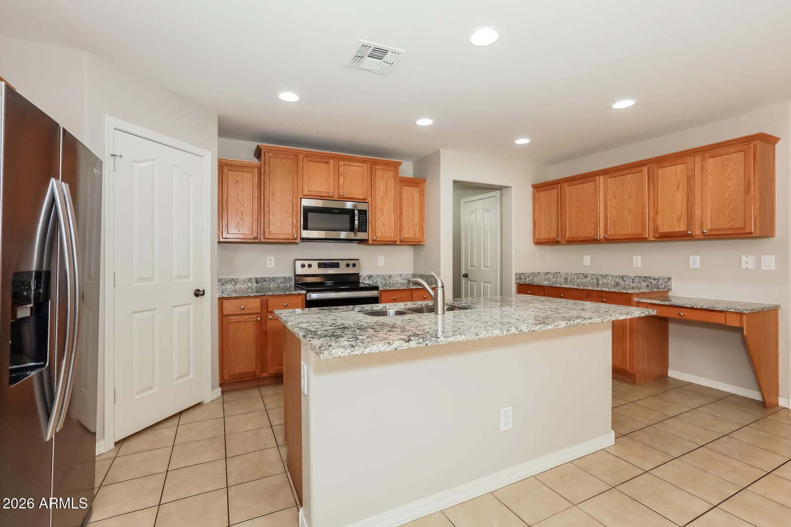 1069 W DESERT HILLS Drive, San Tan Valley, AZ 85143 — photo 8 of 21