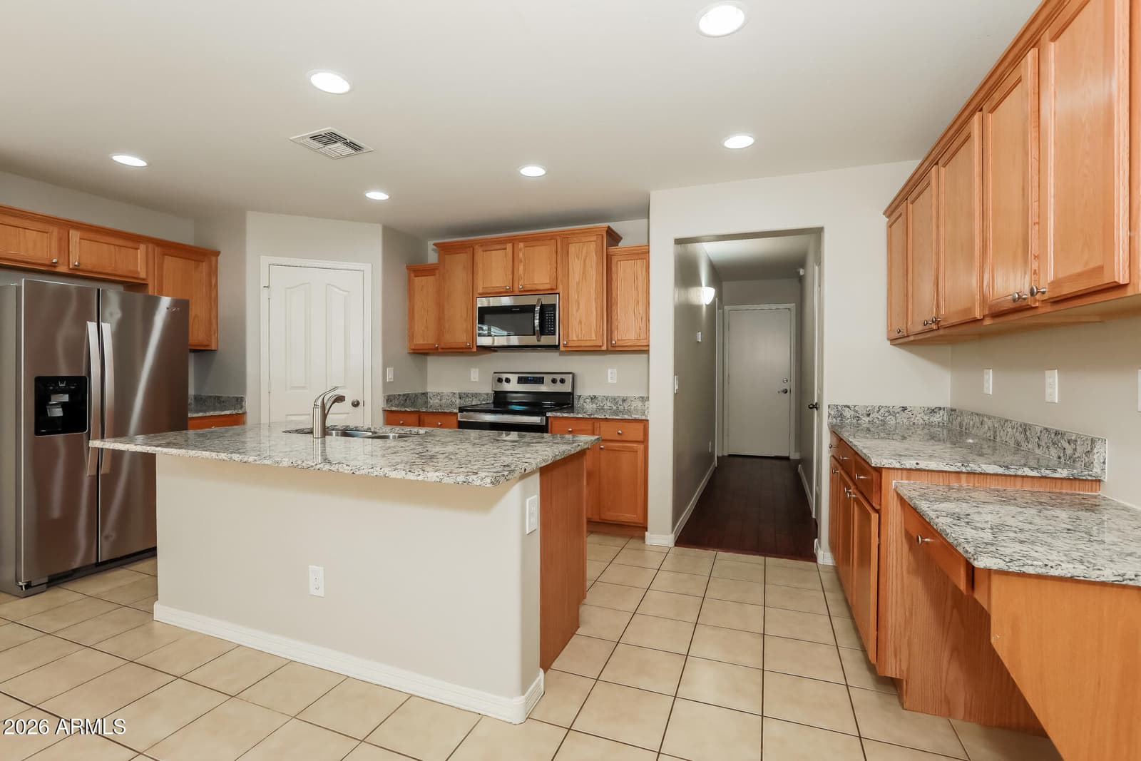 1069 W DESERT HILLS Drive, San Tan Valley, AZ 85143 — photo 9 of 21