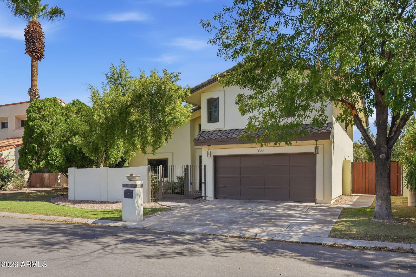 933 E LEEWARD Lane, Tempe, AZ 85283 — photo 5 of 36