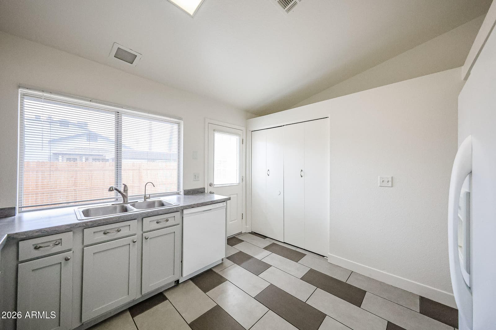 10100 N 89th Avenue 1, Peoria, AZ 85345 — photo 5 of 22