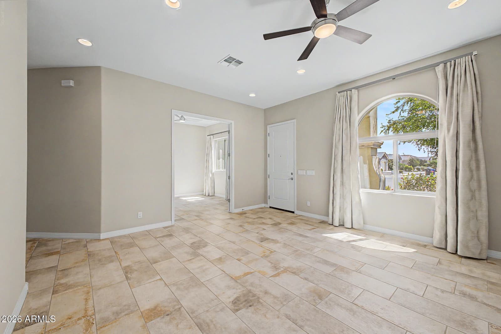 8428 S 16TH Drive, Phoenix, AZ 85041 — photo 5 of 40