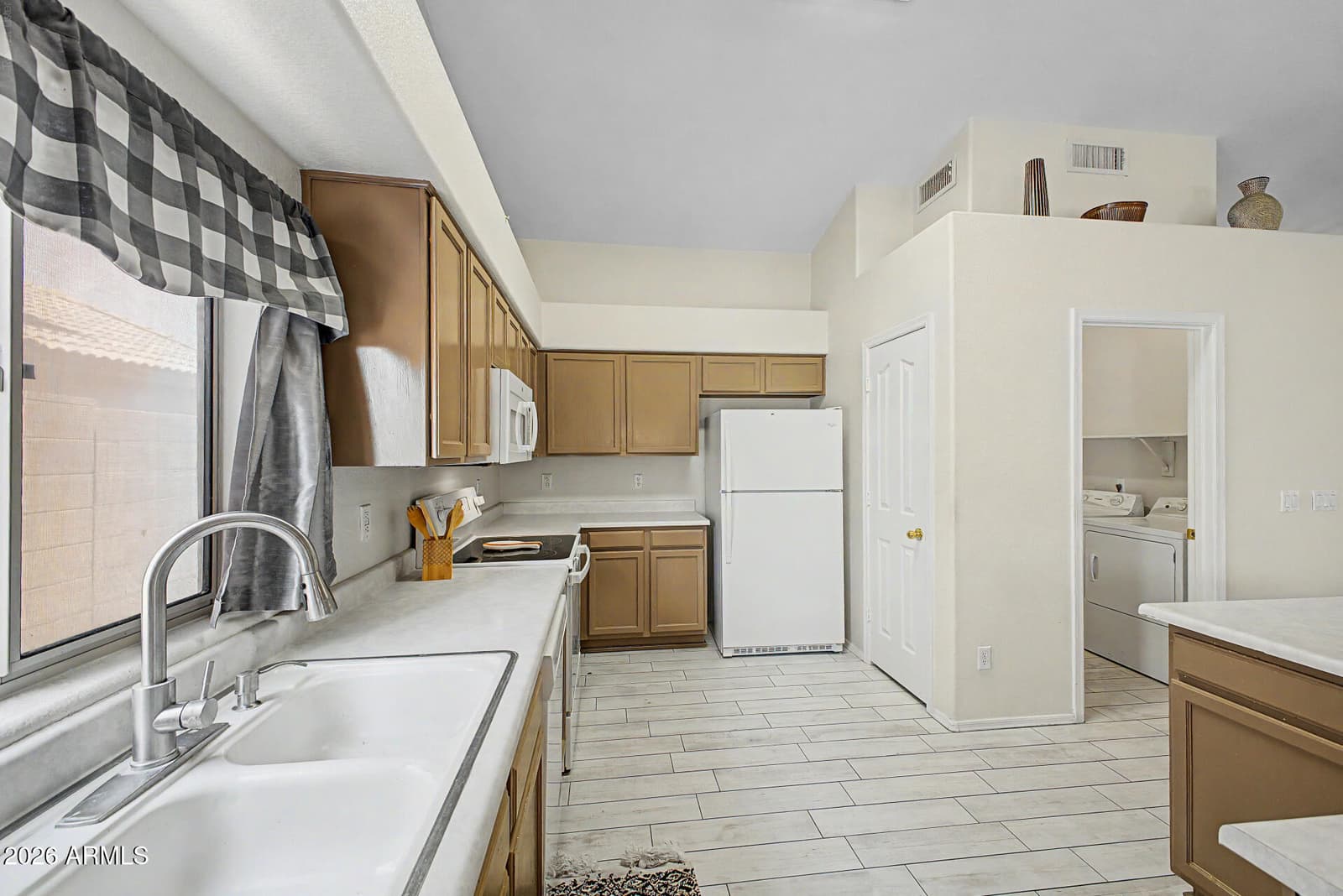 15654 N ULRICH Way, Surprise, AZ 85374 — photo 8 of 27