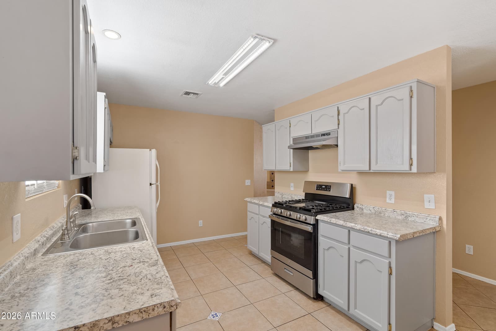 4670 CHAPARRAL Loop, Sierra Vista, AZ 85635 — photo 10 of 47