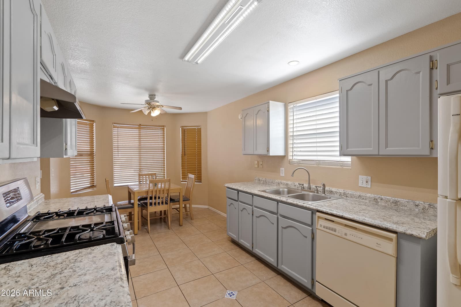 4670 CHAPARRAL Loop, Sierra Vista, AZ 85635 — photo 14 of 47