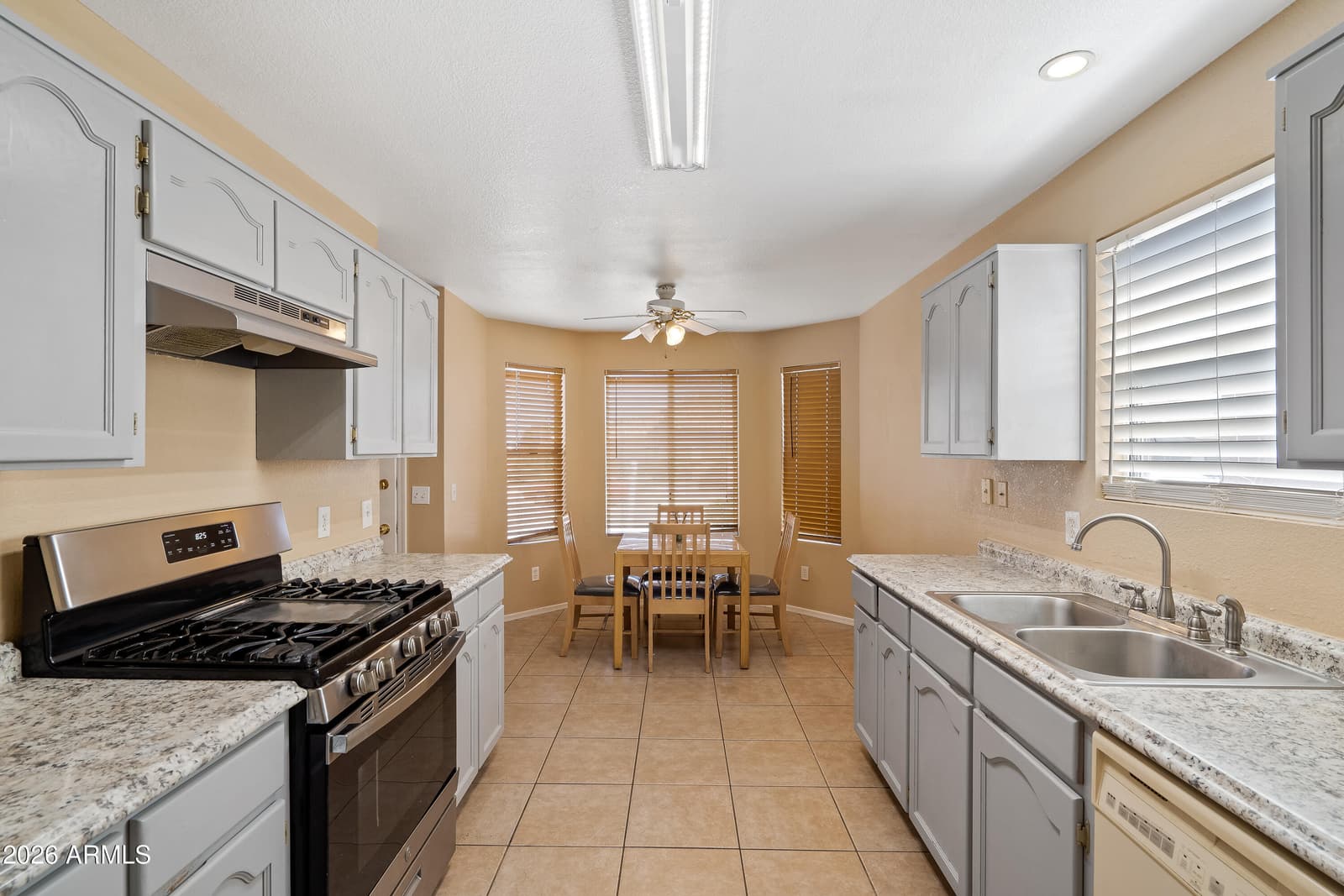 4670 CHAPARRAL Loop, Sierra Vista, AZ 85635 — photo 16 of 47