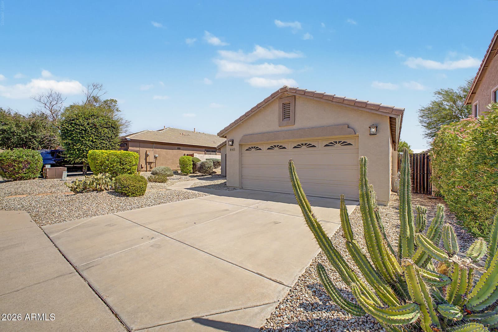 8965 E HILLVIEW Street, Mesa, AZ 85207 — photo 3 of 34