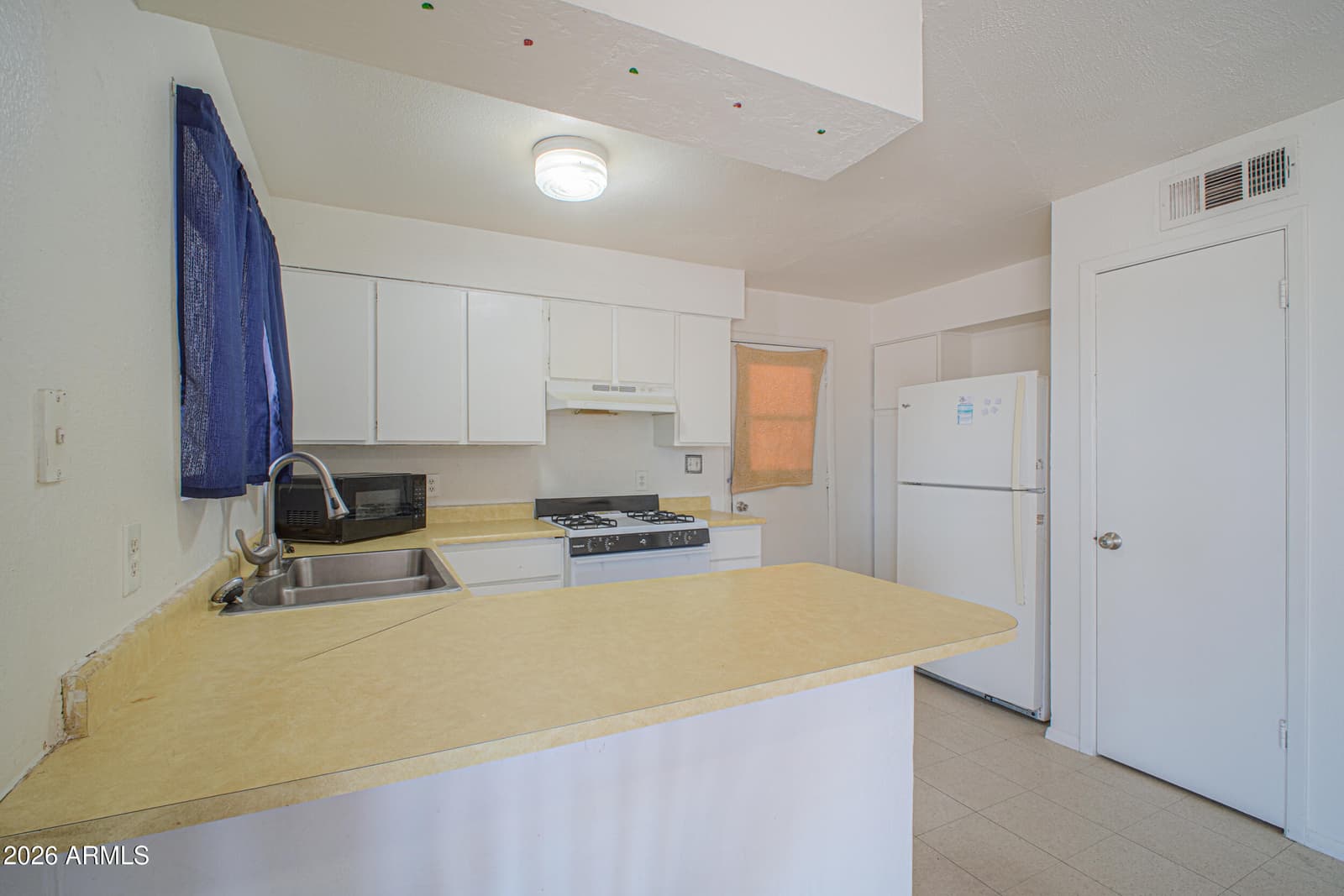 10532 N ARAPAHO Drive, Casa Grande, AZ 85122 — photo 13 of 31