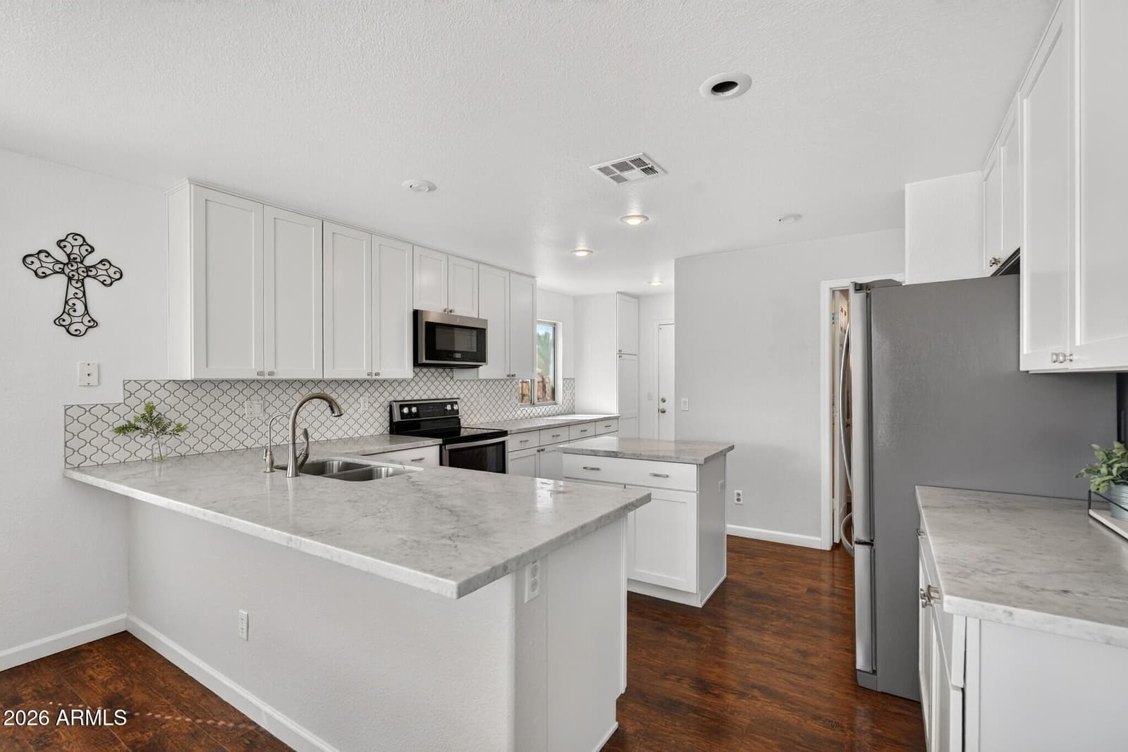 1885 W RAVEN Drive, Chandler, AZ 85286 — photo 10 of 34