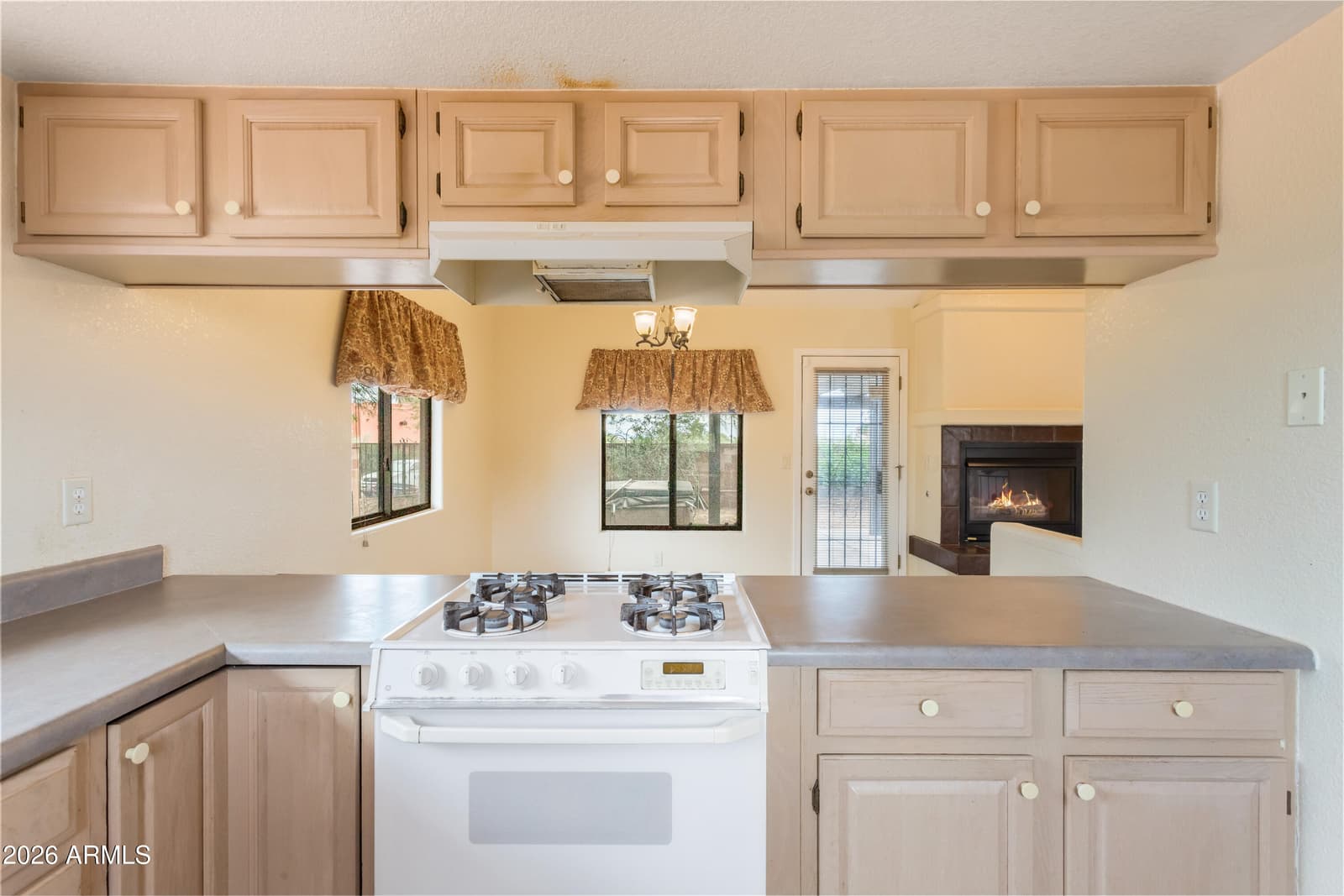 5255 HIGHLAND SHADOWS Drive, Sierra Vista, AZ 85635 — photo 7 of 33