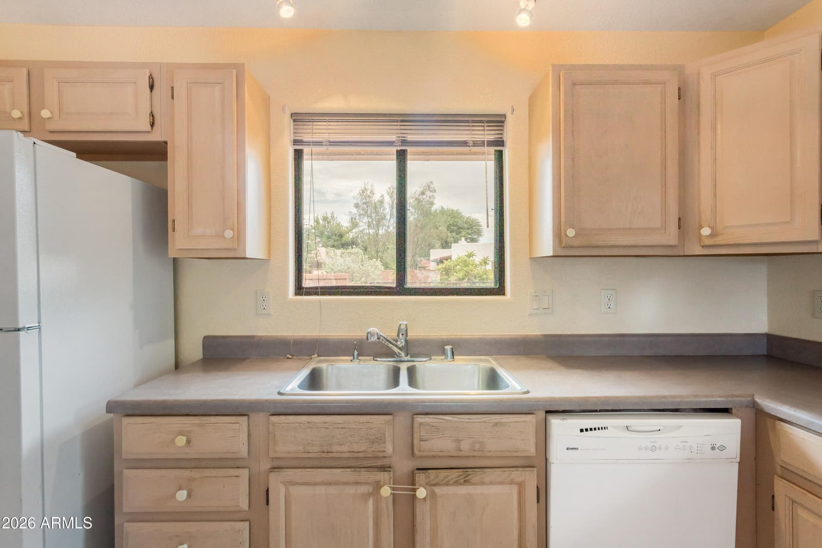 5255 HIGHLAND SHADOWS Drive, Sierra Vista, AZ 85635 — photo 6 of 33
