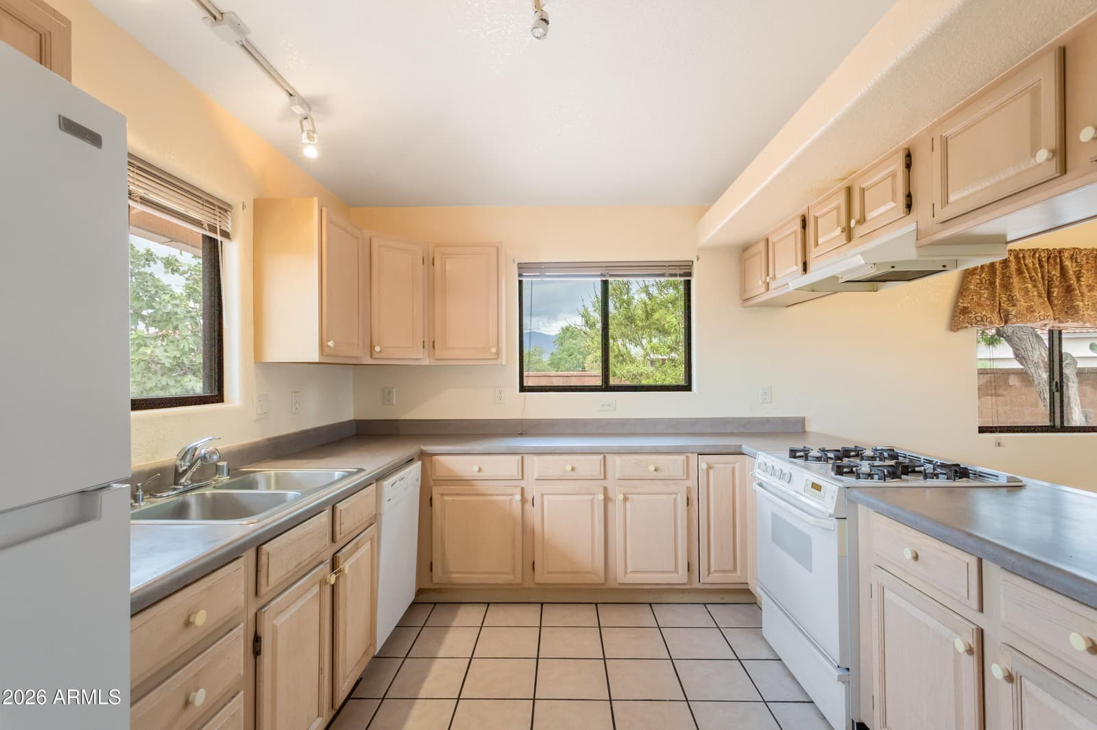5255 HIGHLAND SHADOWS Drive, Sierra Vista, AZ 85635 — photo 5 of 33