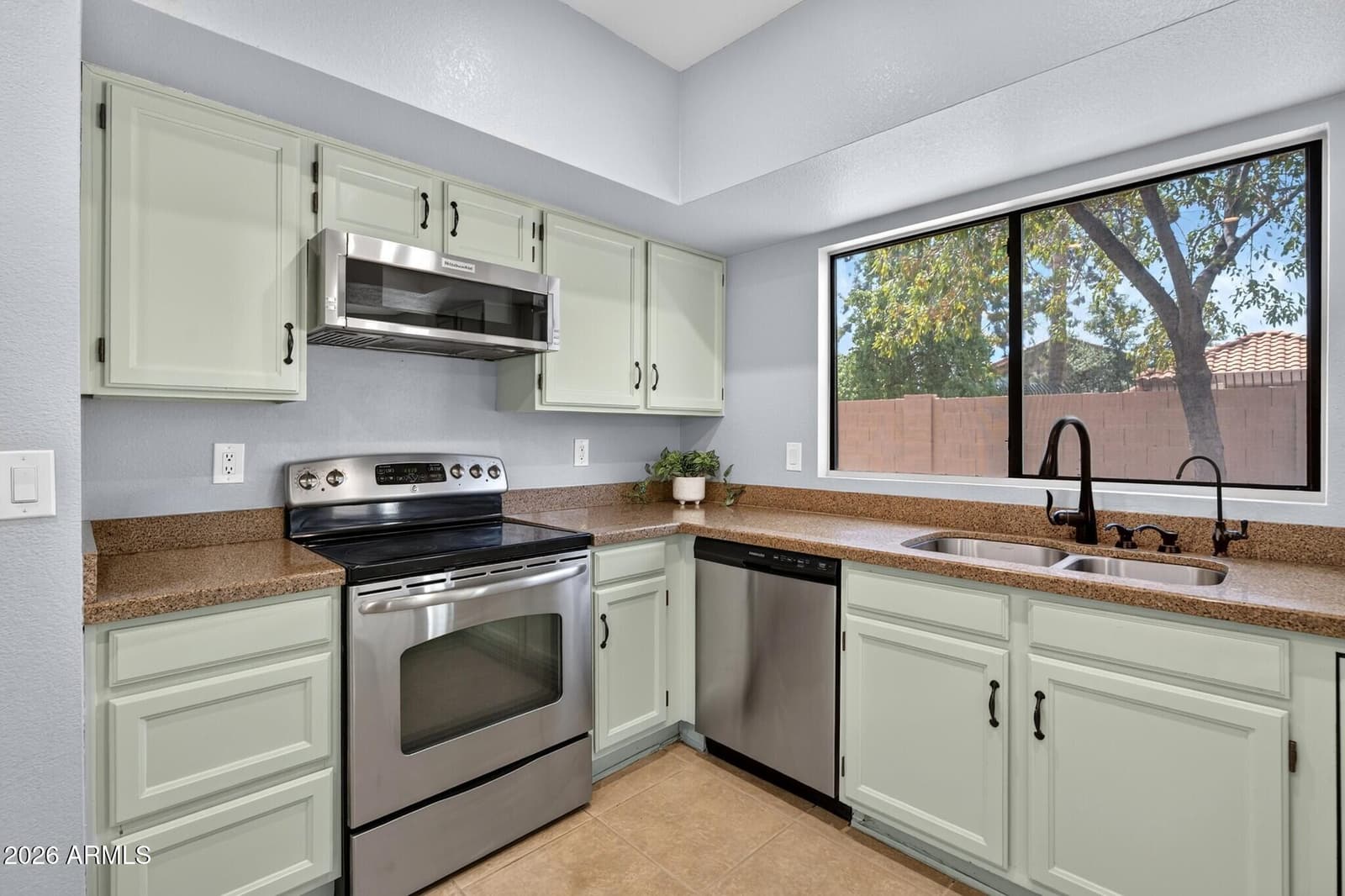 39 E LA VIEVE Lane, Tempe, AZ 85284 — photo 17 of 48
