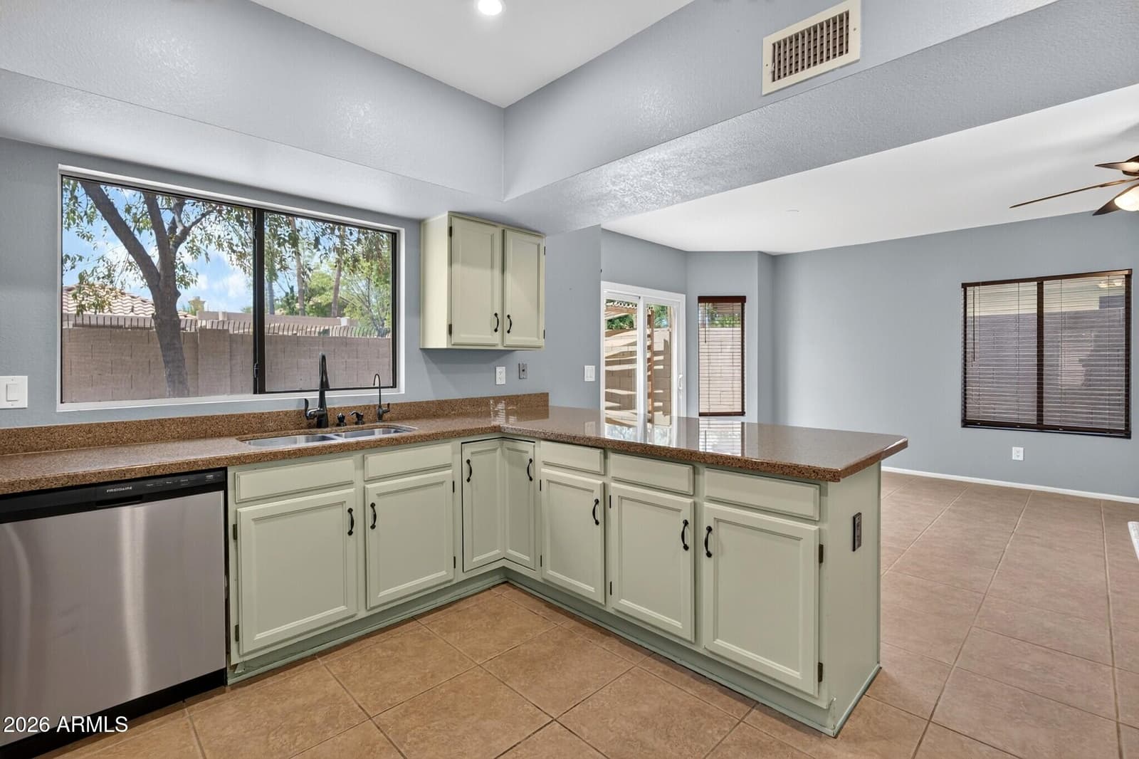 39 E LA VIEVE Lane, Tempe, AZ 85284 — photo 18 of 48