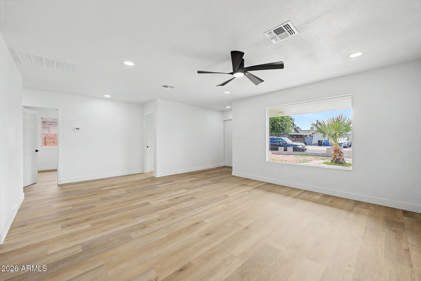 5207 N 39th Drive, Phoenix, AZ 85019 — photo 5 of 31