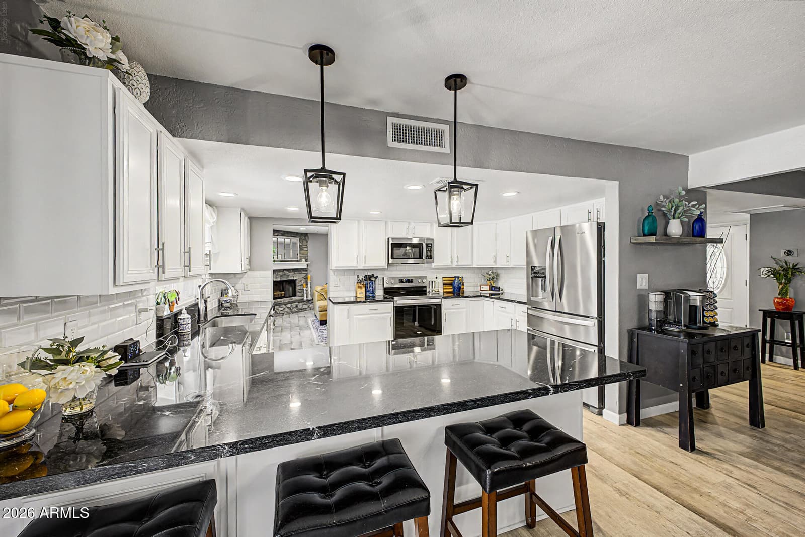 3960 W Glenaire Drive, Phoenix, AZ 85053 — photo 15 of 38