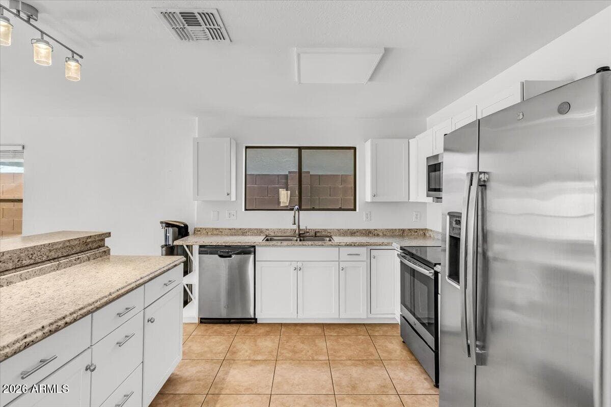 218 E Milada Drive, Phoenix, AZ 85042 — photo 8 of 34