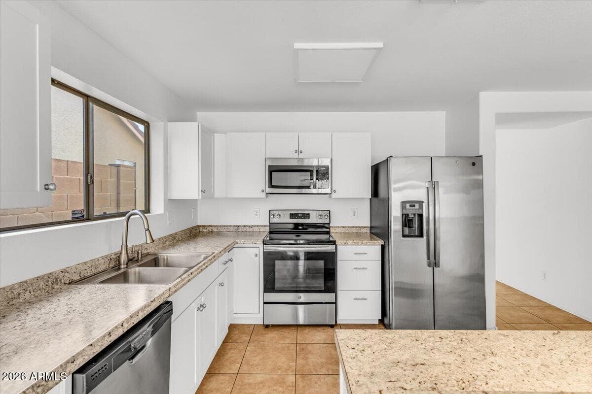 218 E Milada Drive, Phoenix, AZ 85042 — photo 10 of 34