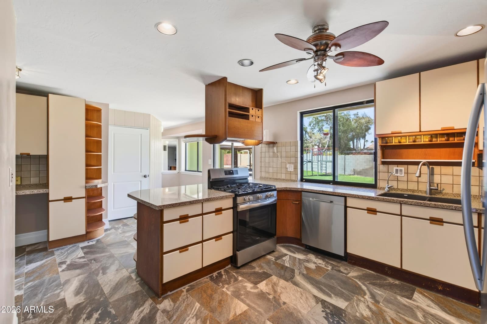 10250 N 26th Place, Phoenix, AZ 85028 — photo 13 of 55