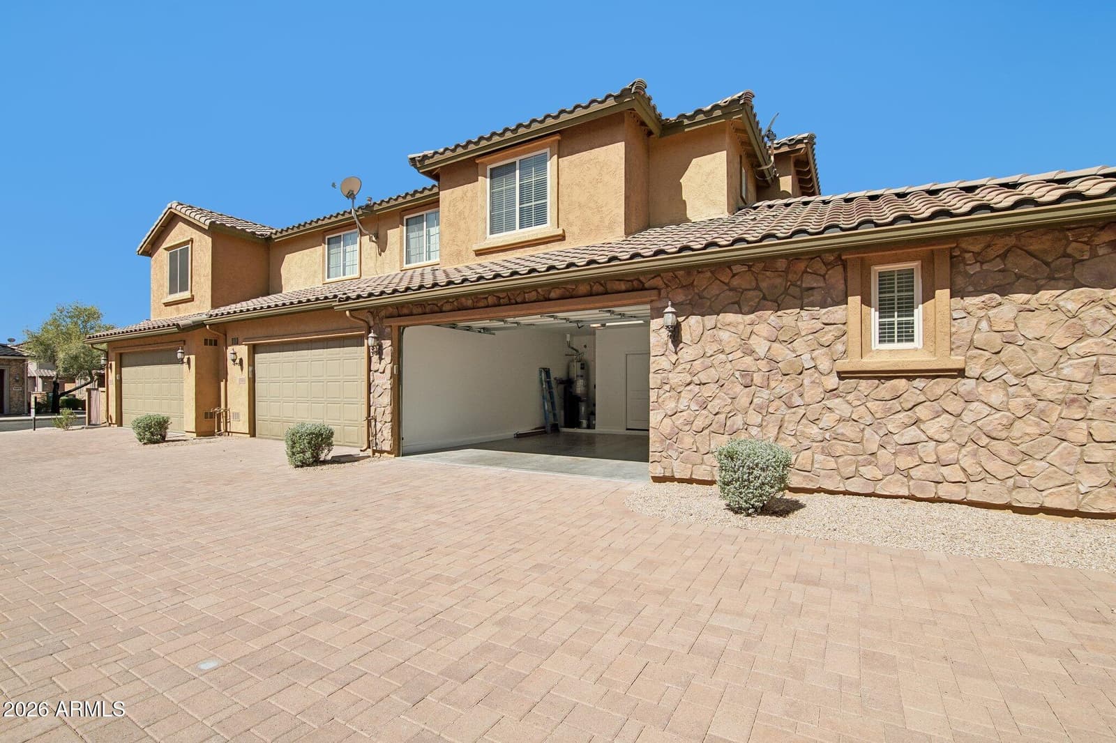 3866 E Cat Balue Drive, Phoenix, AZ 85050 — photo 3 of 41