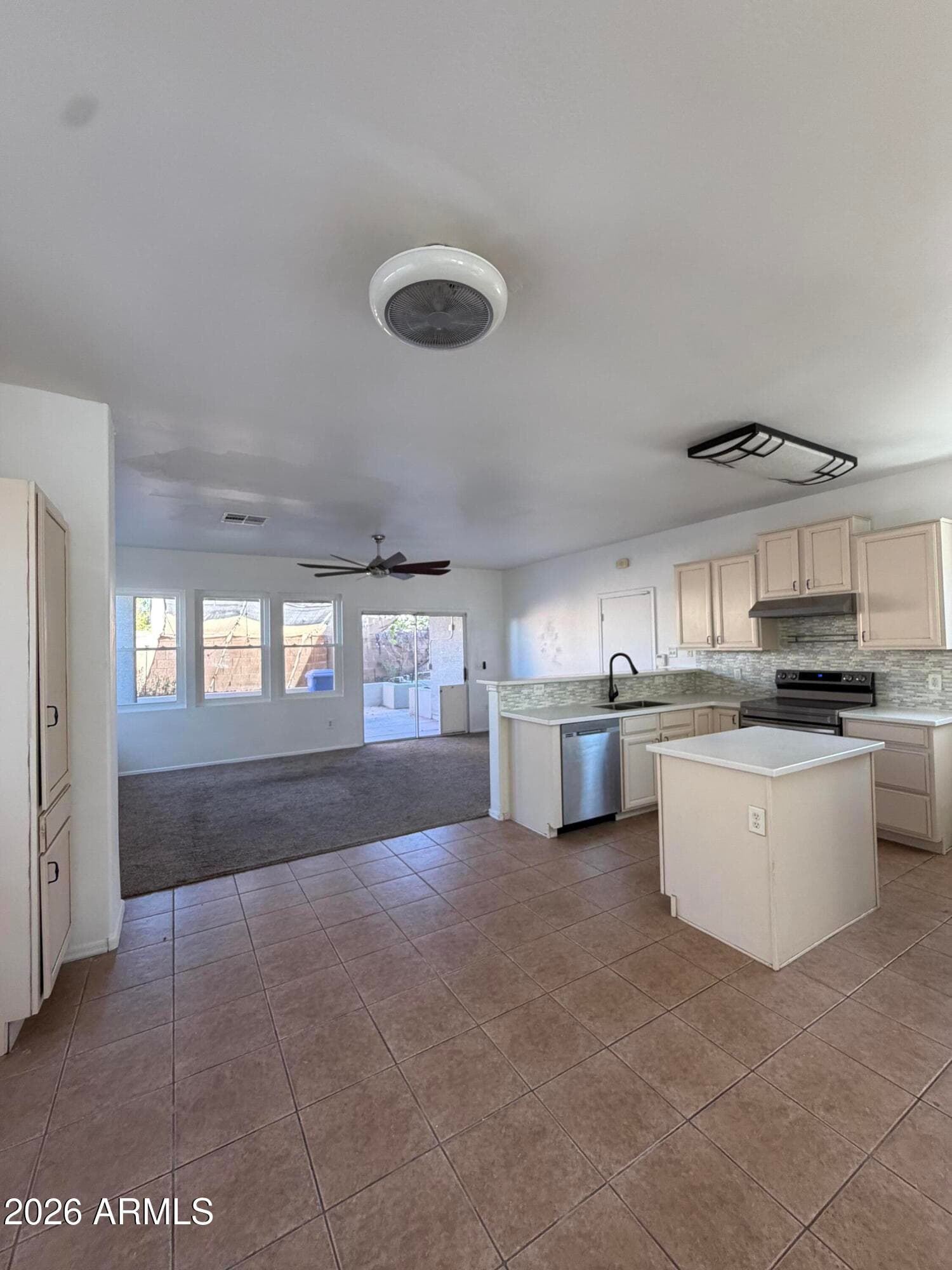 7245 S 41st Drive, Phoenix, AZ 85041 — photo 7 of 34