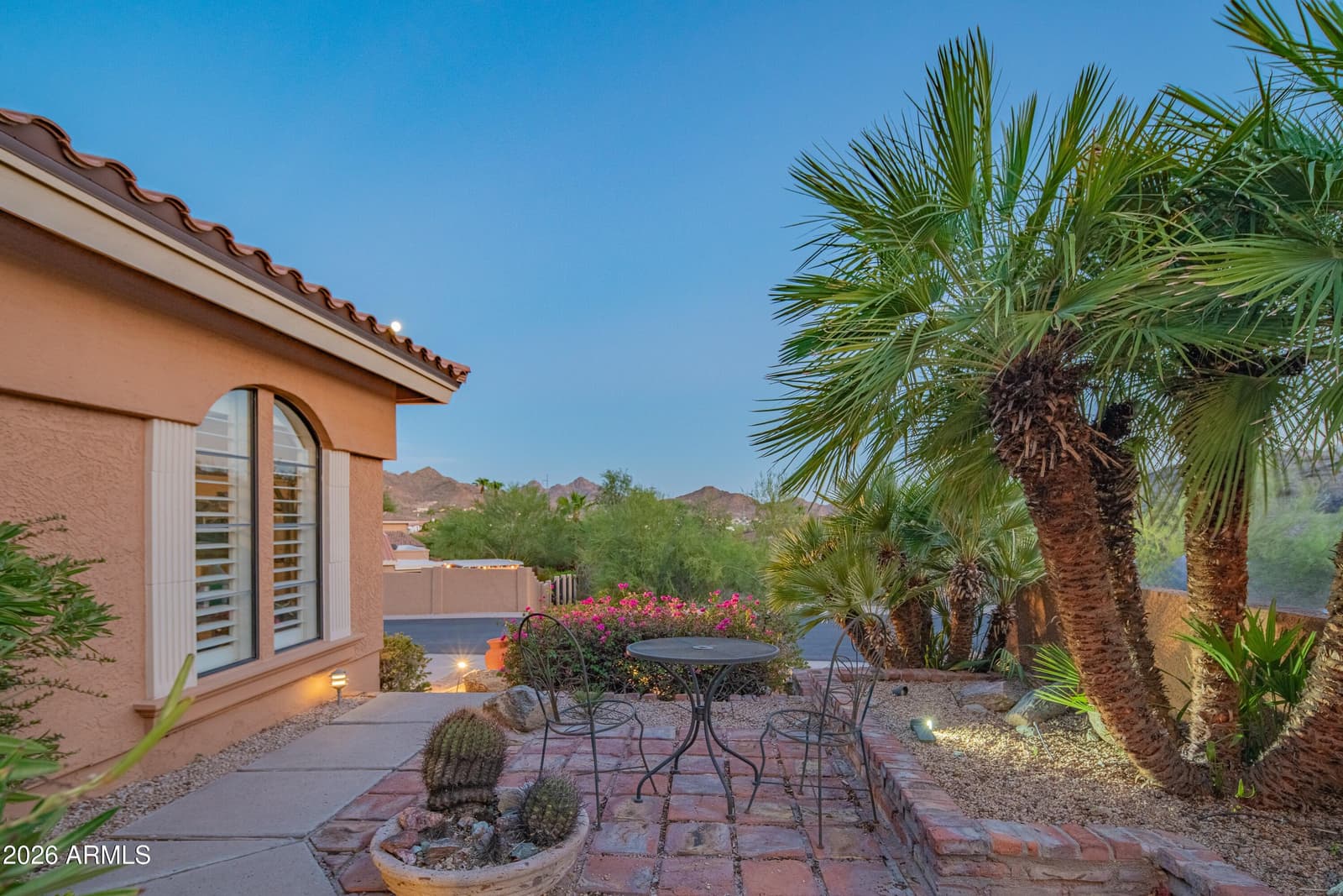 1054 E Shangri La Road, Phoenix, AZ 85020 — photo 4 of 35