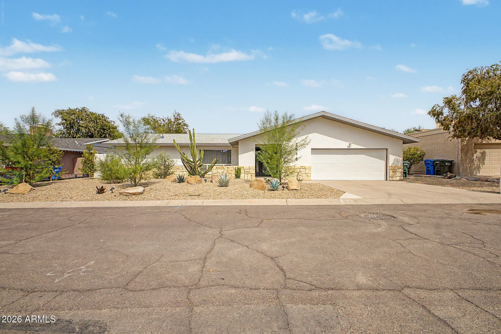 2818 E Malapai Drive, Phoenix, AZ 85028 — photo 2 of 39