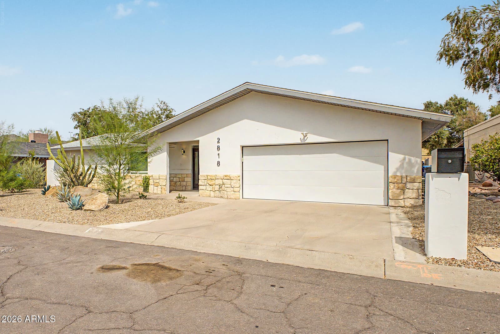 2818 E Malapai Drive, Phoenix, AZ 85028 — photo 4 of 39