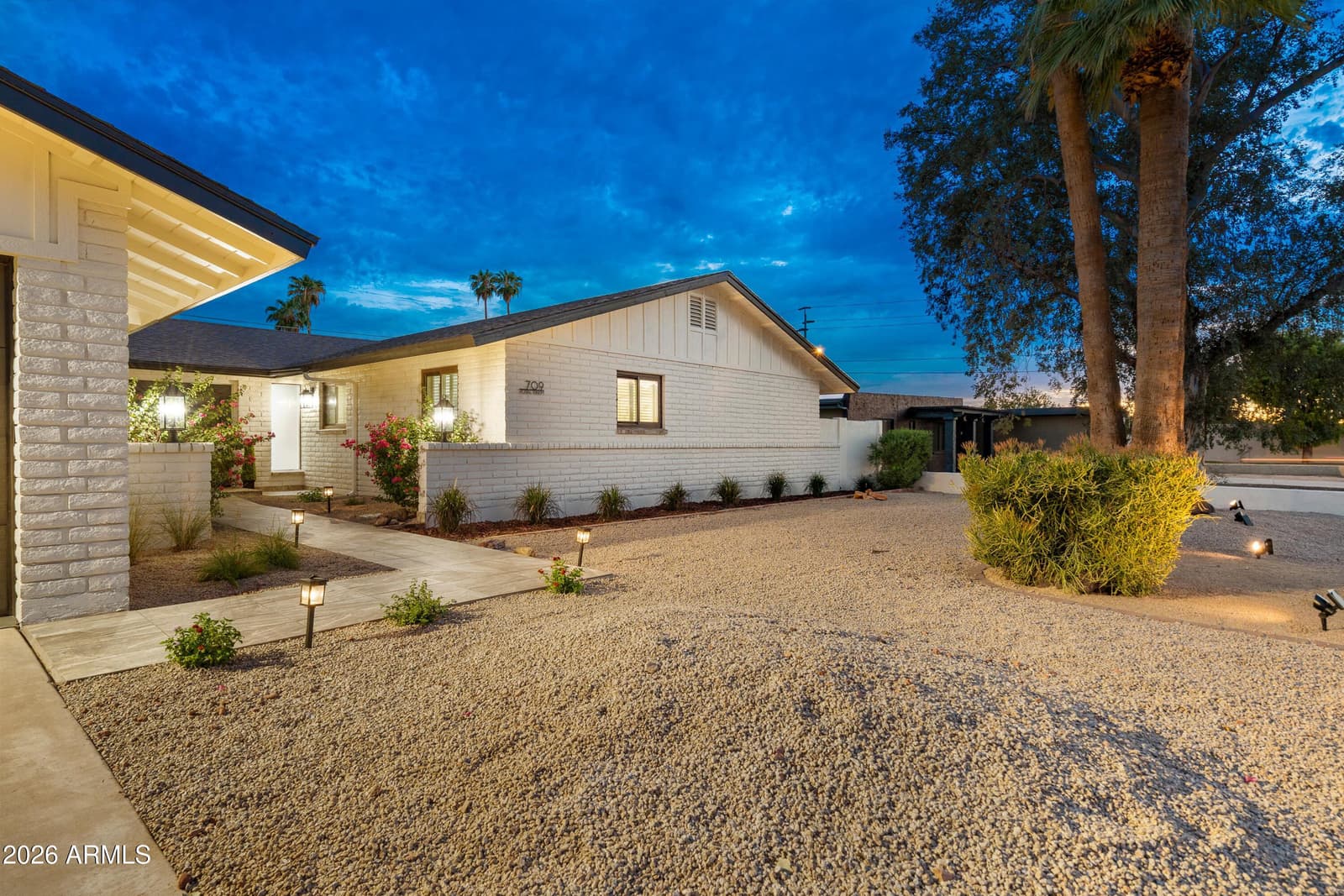 709 E Royal Palm Road, Phoenix, AZ 85020 — photo 2 of 41